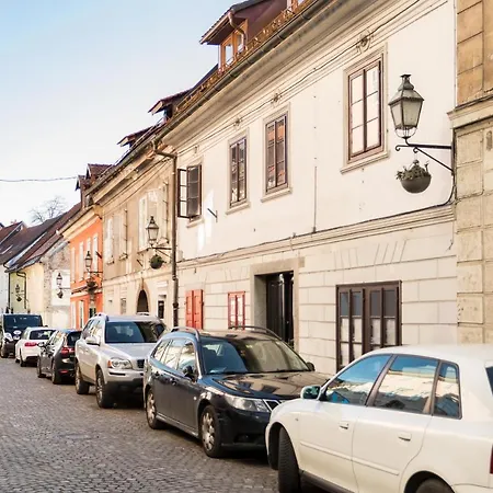 Apartma Lovely Under The Castle Hill