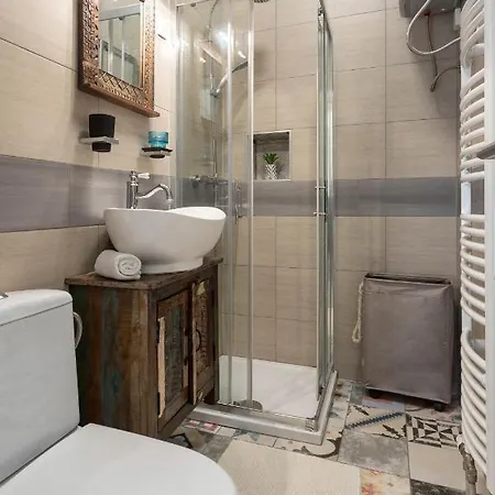 Lovely Under The Castle Hill Apartment *
